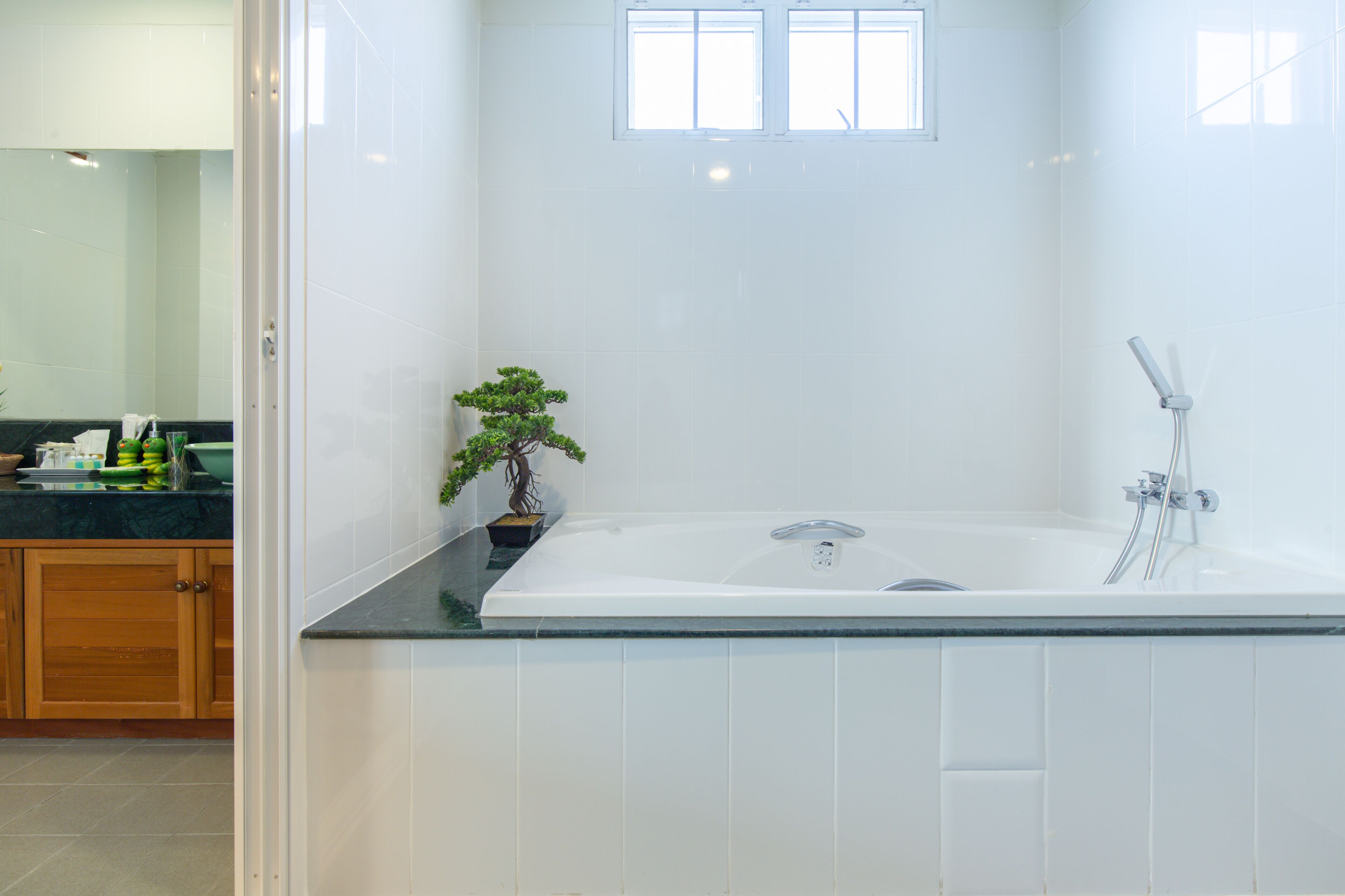 junior suite | bathroom | shower, free toiletries, hair dryer, towels