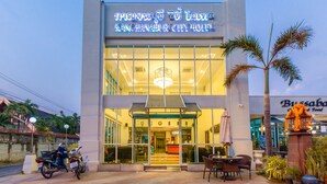 A hotel with a modern facade, large windows, and a welcoming entrance. - Kanchanaburi City Hotel (Kanchanaburi)
