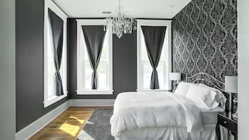 The Ebony | Premium bedding, iron/ironing board, free WiFi, bed sheets