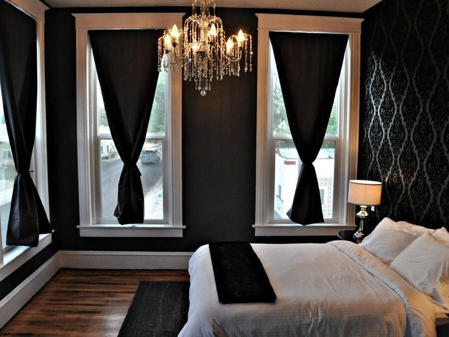 Habitación (The Ebony) | Ropa de cama de alta calidad, tabla de planchar con plancha, wifi gratis