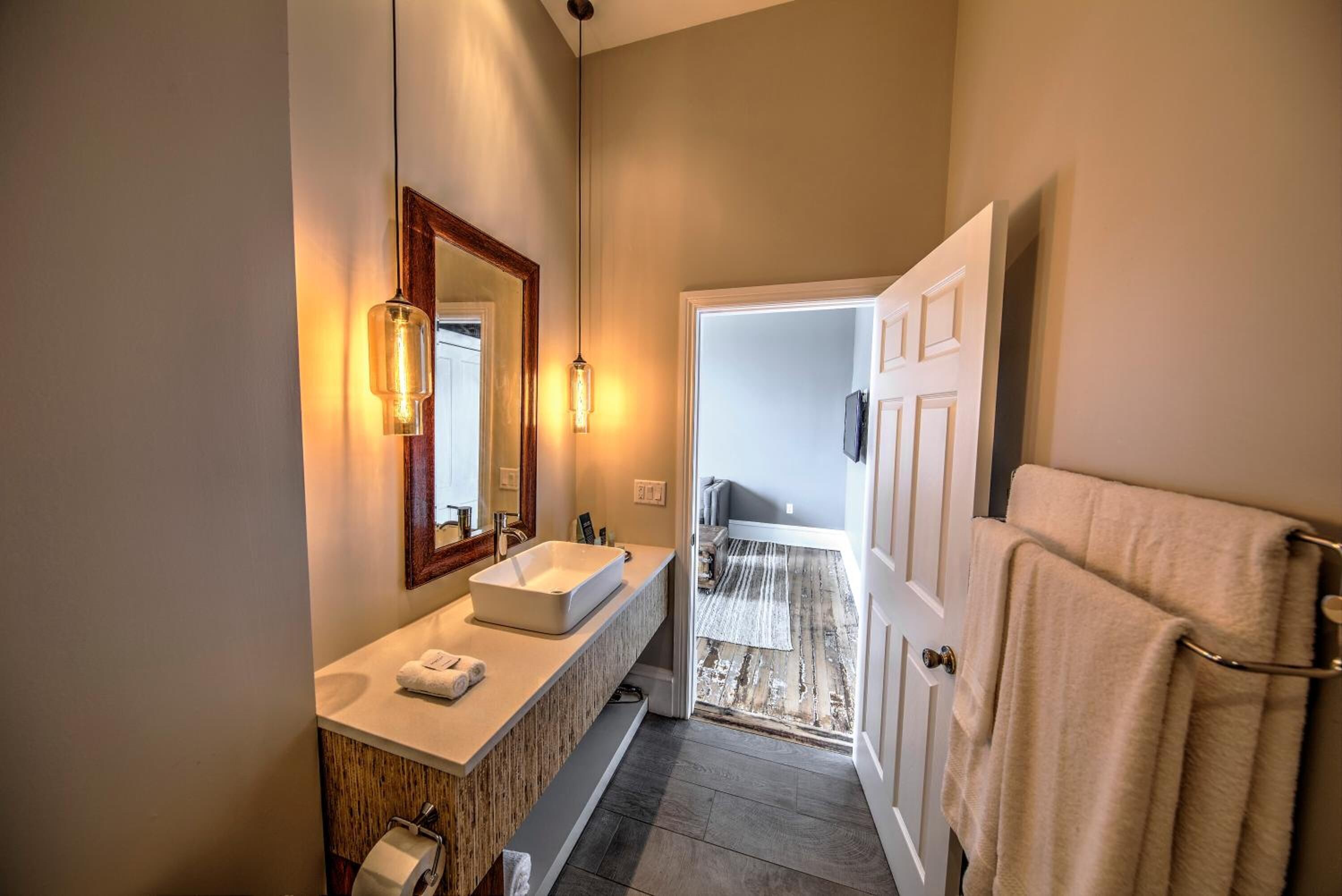 rainfall showerhead, free toiletries, hair dryer, towels