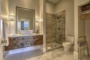 Kamer (The Silver) | Badkamer | Een regendouche, gratis toiletartikelen, een haardroger, handdoeken