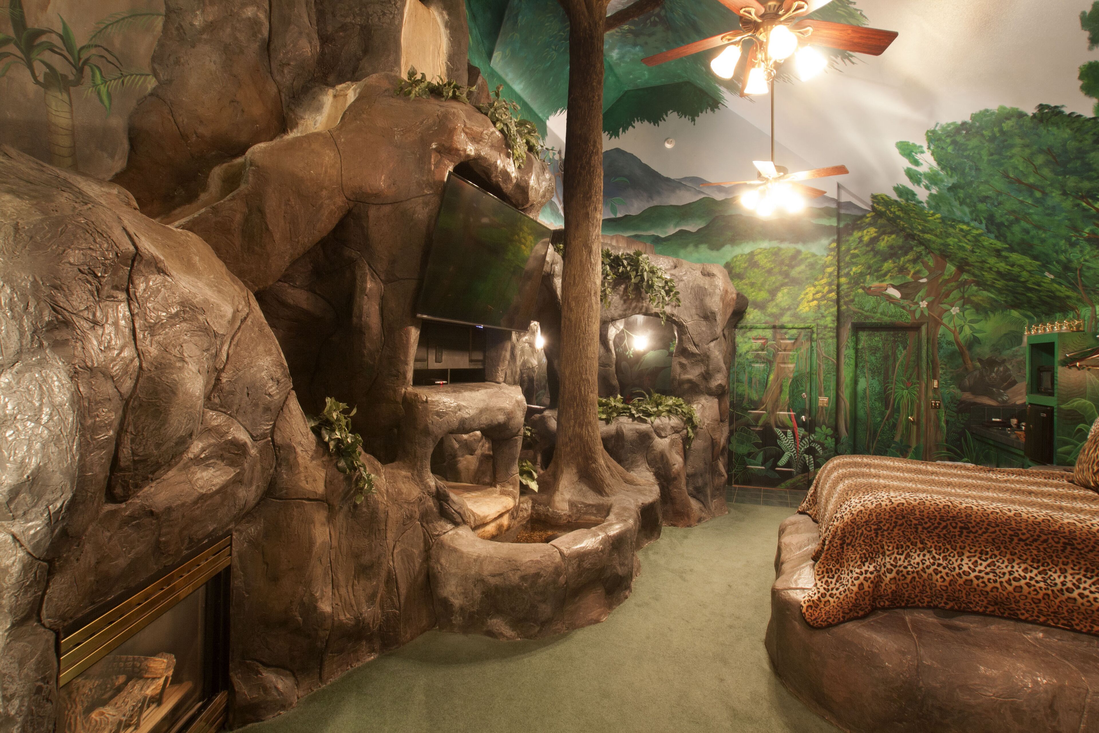 suite, 1 queen bed (jungle falls suite) | soundproofing, free wifi, bed sheets