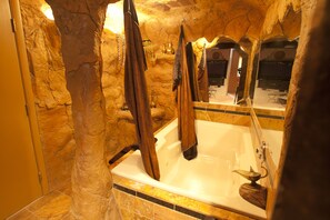 Suite, 1 très grand lit (Arabian Nights Suite) | Salle de bain | Sèche-cheveux, serviettes fournies