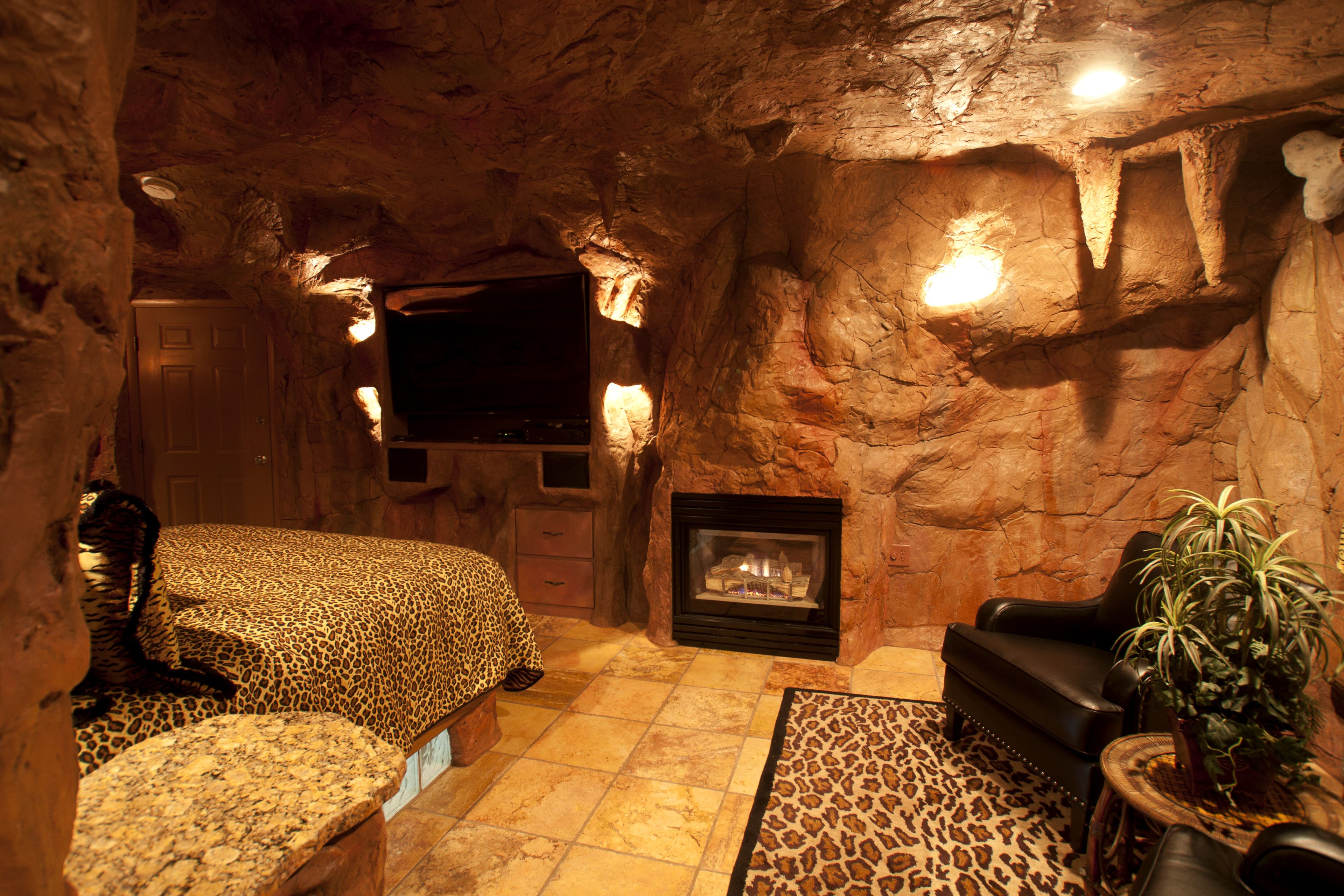 suite, 1 king bed (caveman suite) | soundproofing, free wifi, bed sheets