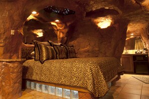 Suite, 1 King Bed (Caveman Suite)