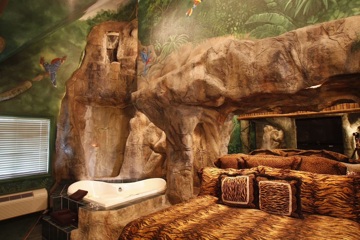 suite, 1 king bed (tropical paradise suite) | soundproofing, free wifi, bed sheets