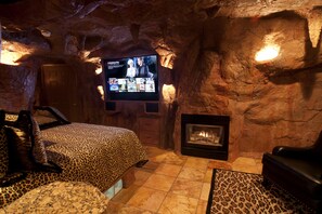 Suite, 1 King Bed (Caveman Suite)