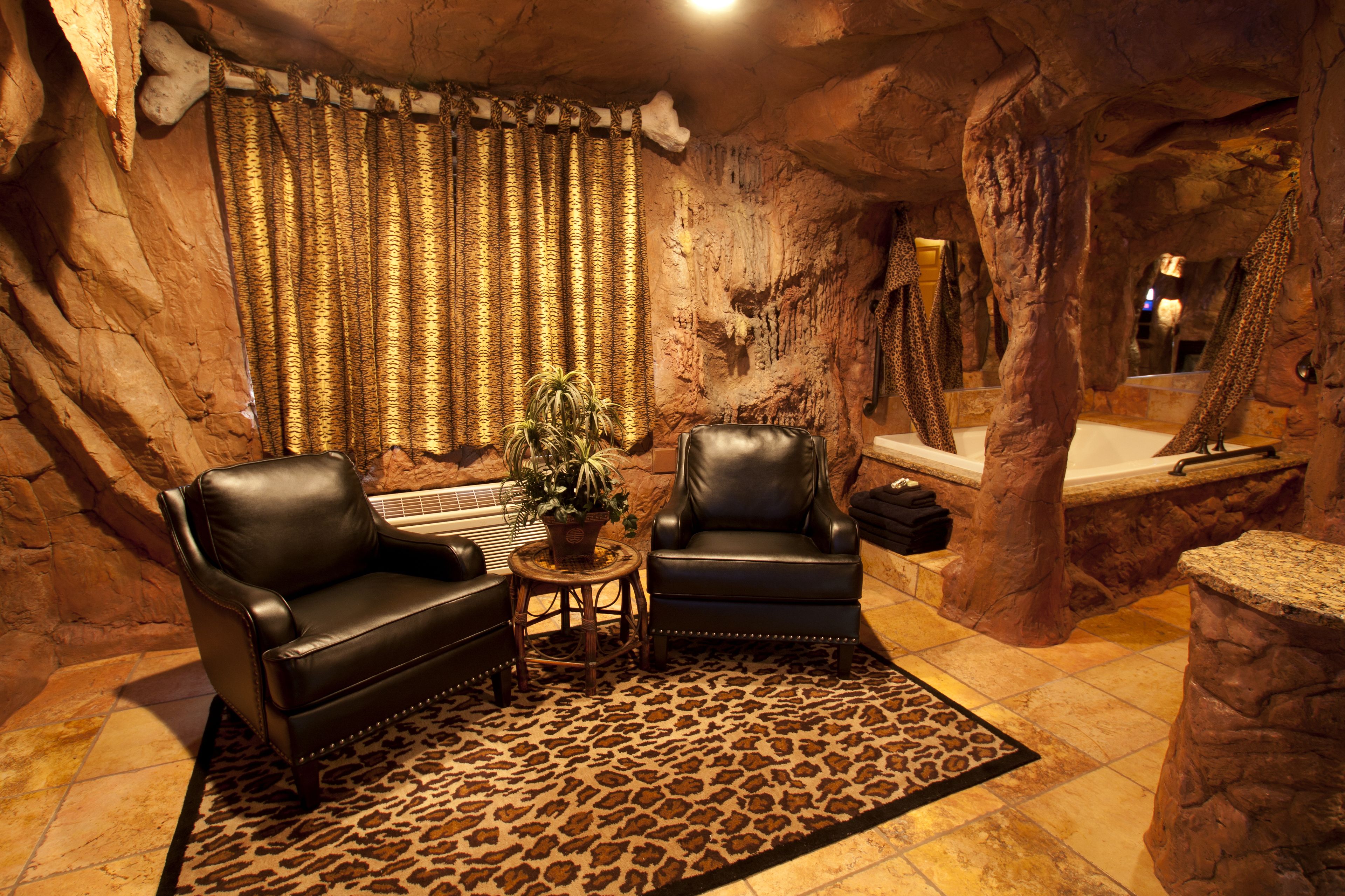 Suite, 1 King Bed (Caveman Suite)