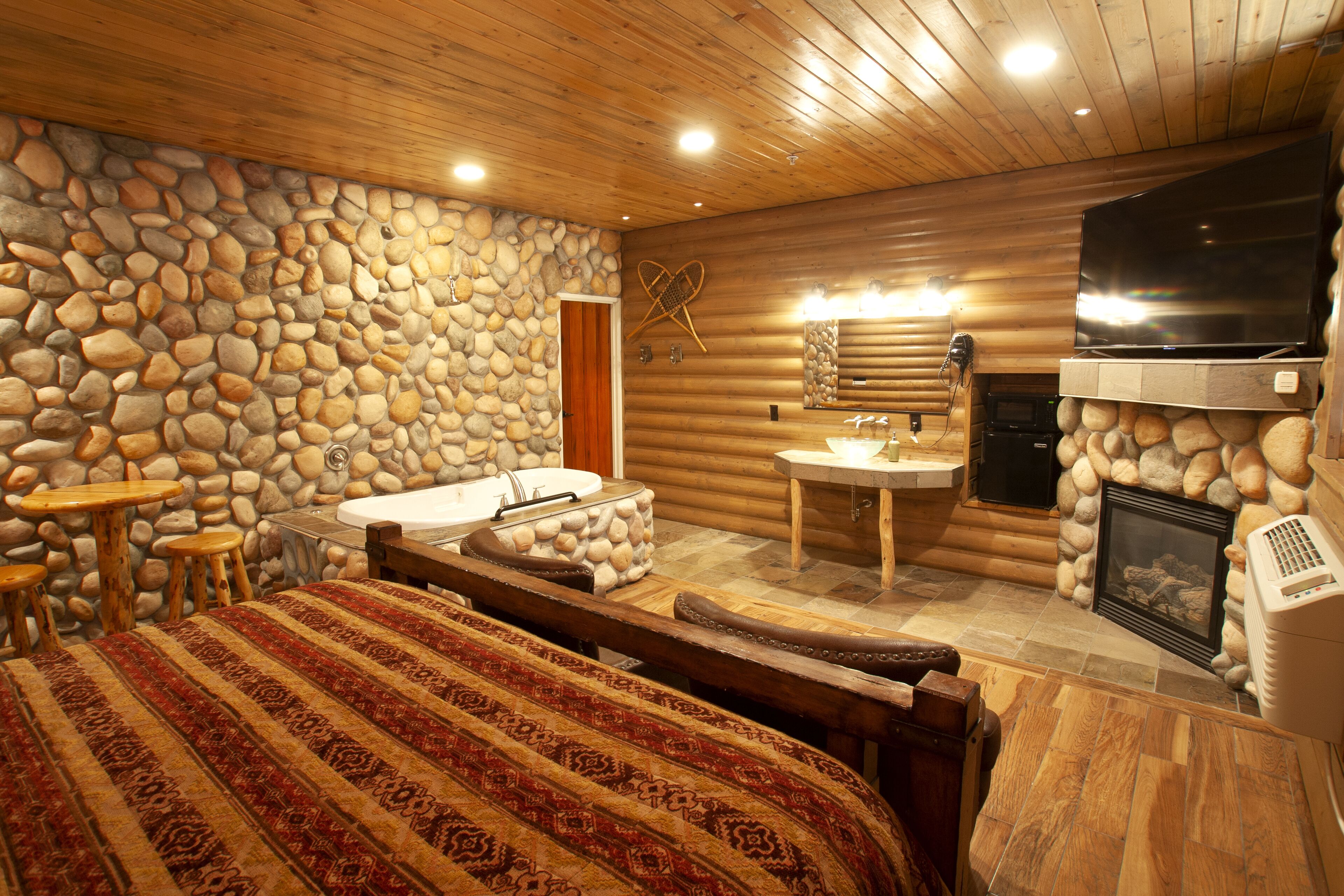 suite, 1 king bed (alaska theme) | pillow-top beds, soundproofing, rollaway beds, free wifi