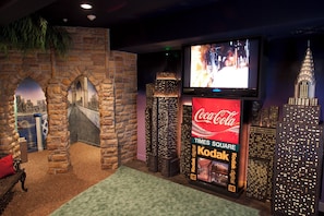 Suite, 1 King Bed (New York Theme) | Pillowtop beds, soundproofing, rollaway beds, free WiFi - Destinations Inn (Idaho Falls)