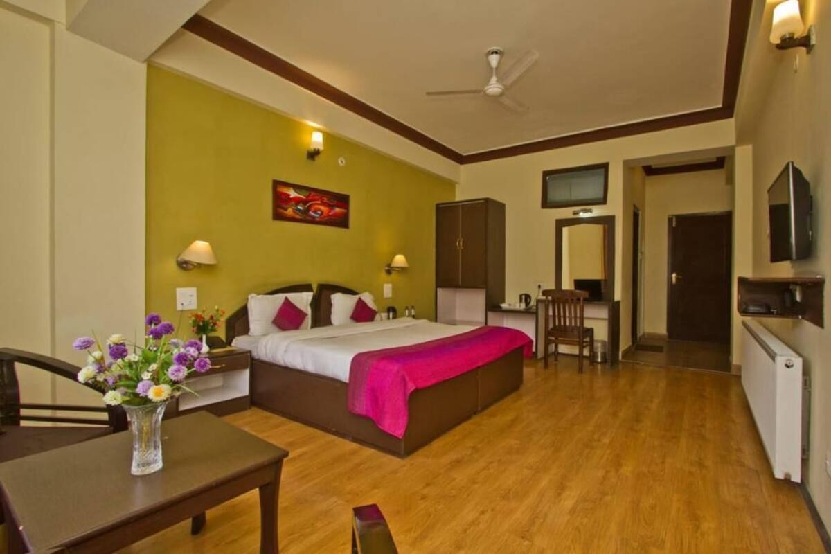 Deluxe Double Room, 1 King Bed, Valley View | Desk, soundproofing, iron/ironing board, free WiFi