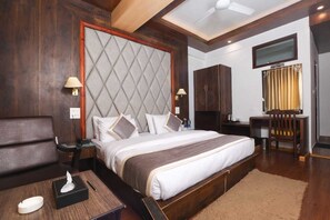 Desk, soundproofing, iron/ironing board, free WiFi - Zojila Residency (Kargil)