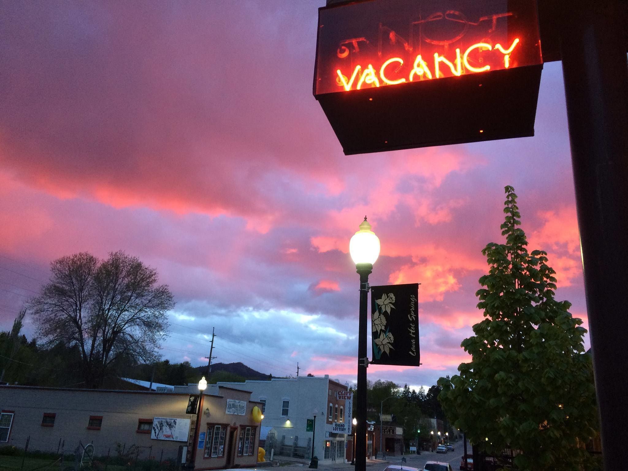 basic room, multiple beds | city view