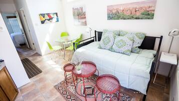 Casa familiar, 1 habitación, patio, vista a la montaña | Sala de estar | Televisión de pantalla plana de 32 pulgadas con canales por cable