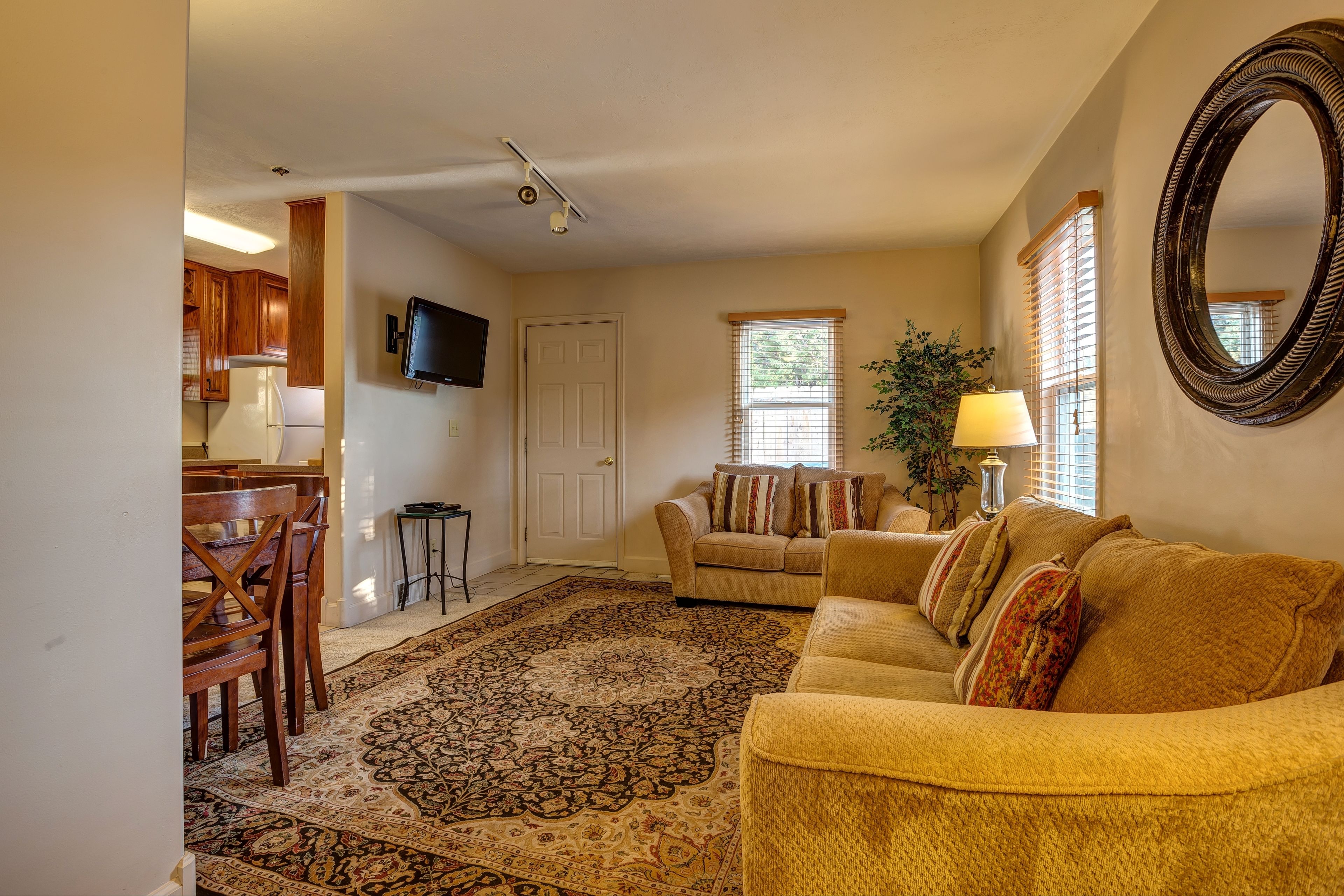 honeymoon suite, 1 queen bed, pool access, courtyard view | living area | 32-inch flat-screen tv with cable channels, tv