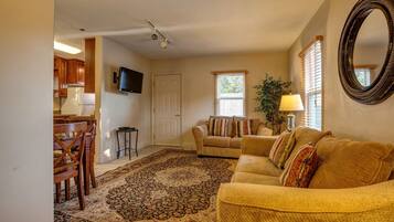 蜜月套房, 1 張加大雙人床, 可使用泳池, 庭園景觀 | 起居區 | 32-吋平面電視、有線頻道、電視