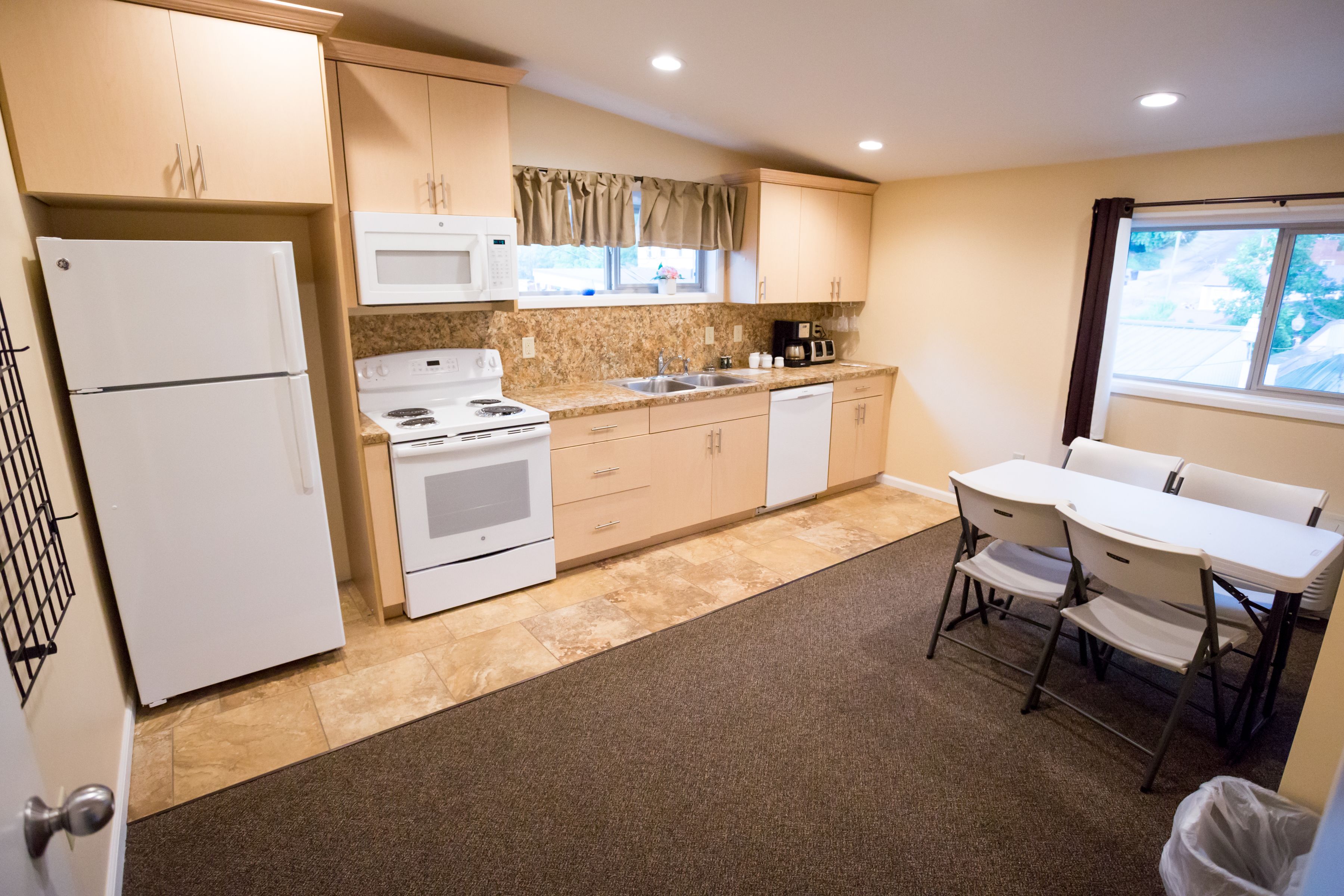 deluxe studio, 1 bedroom, kitchen, mountain view | private kitchen | microwave