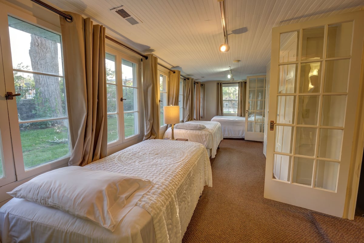 family house, 3 bedrooms, pool access, river view | desk, free wifi, bed sheets