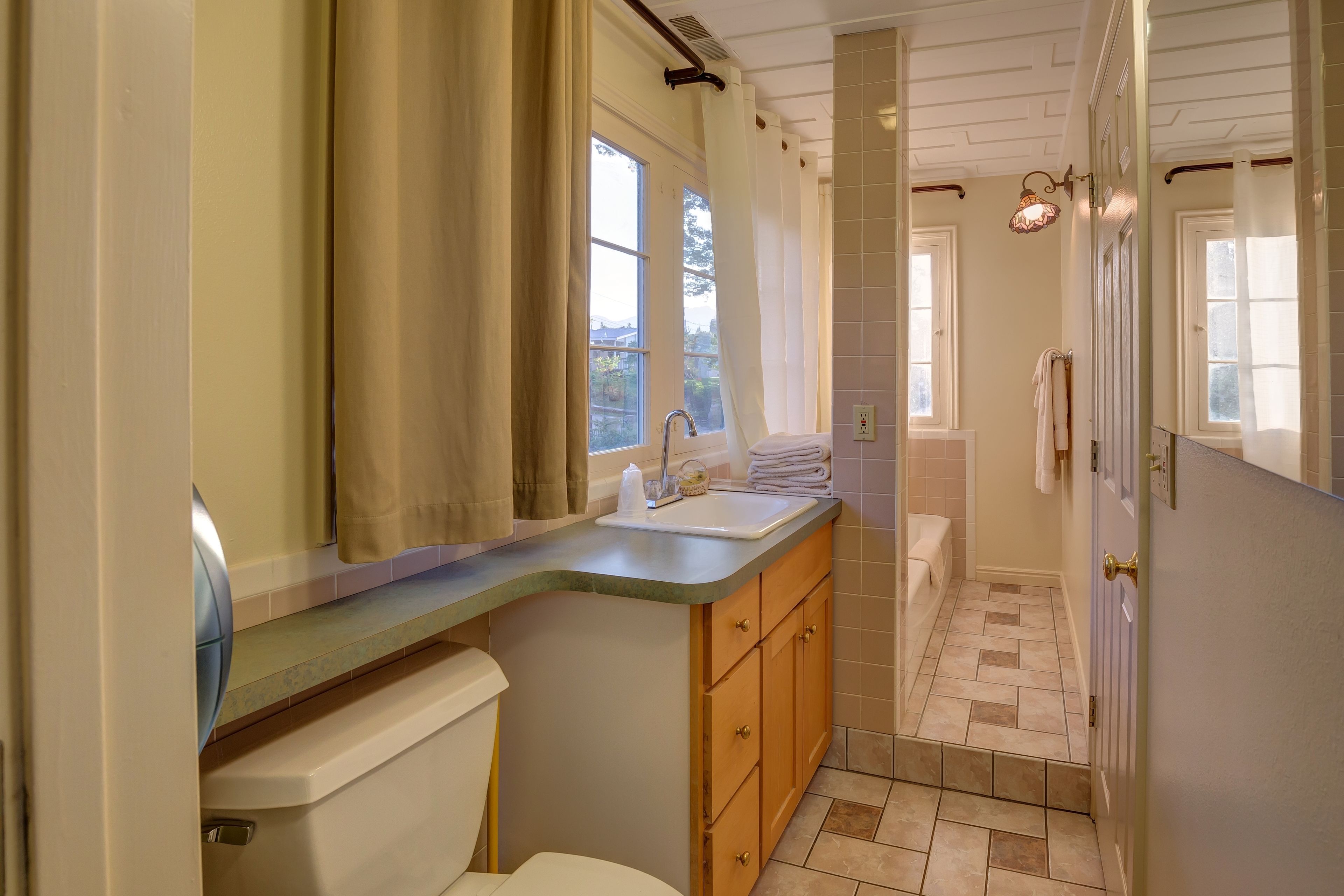 family house, 3 bedrooms, pool access, river view | bathroom | towels