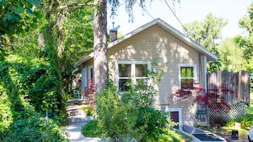 Comfort House, 2 Bedrooms, Private Pool, Mountain View | Desk, free WiFi, bed sheets