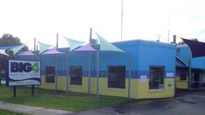 Un edificio con un letrero que dice "BIG4 Holiday Parks Port Fairy".