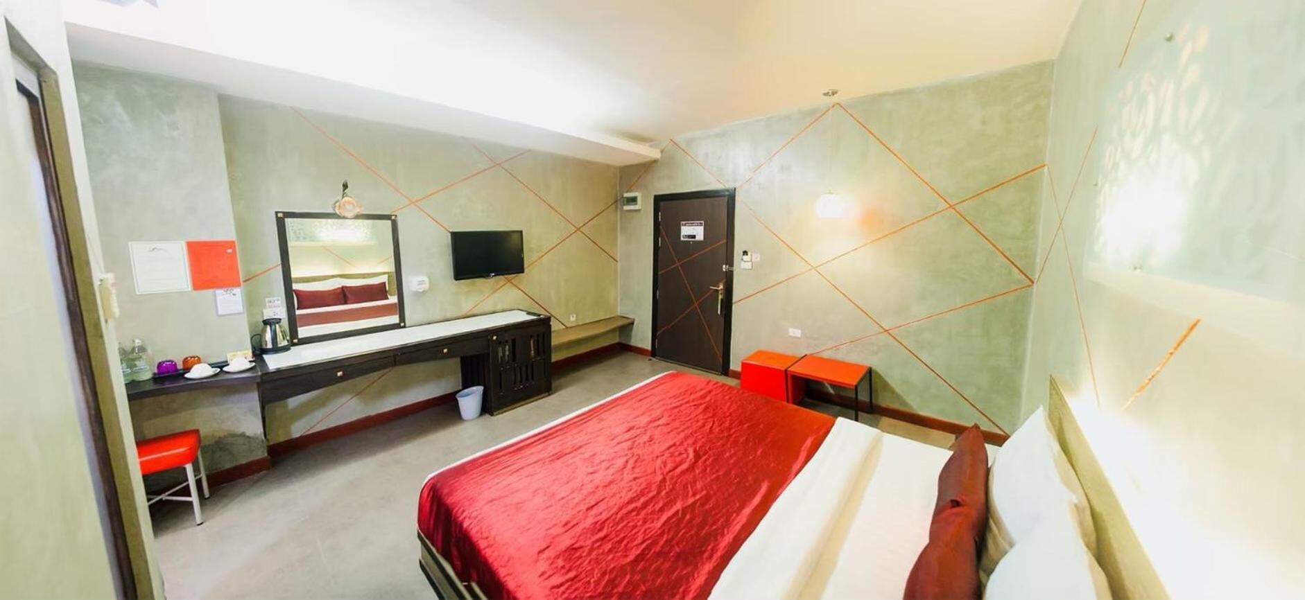 desk, rollaway beds, free wifi