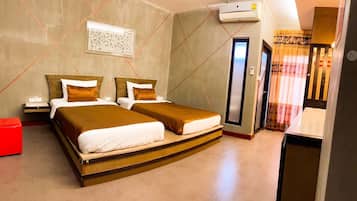 Desk, rollaway beds, free WiFi