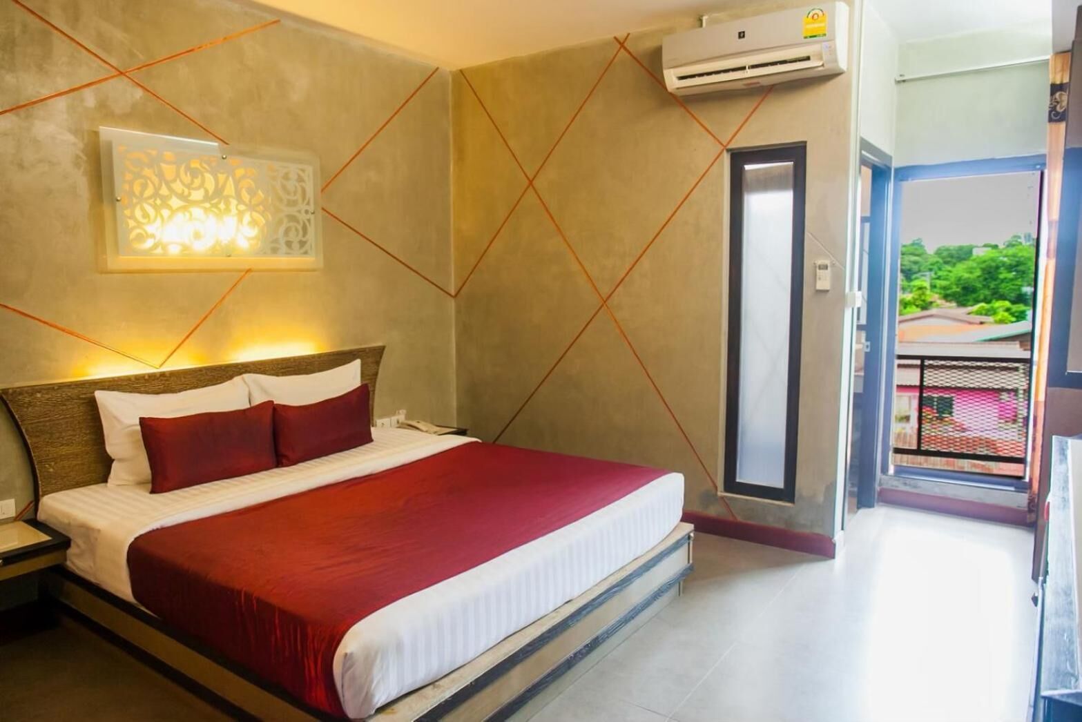 desk, rollaway beds, free wifi