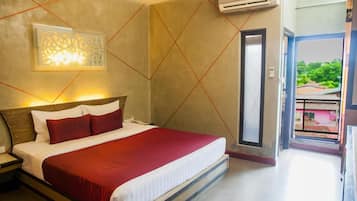 Desk, rollaway beds, free WiFi
