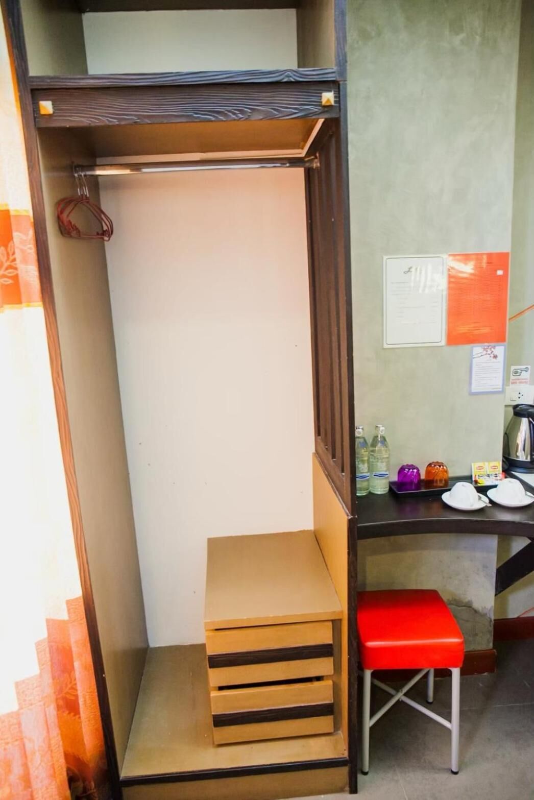 desk, rollaway beds, free wifi