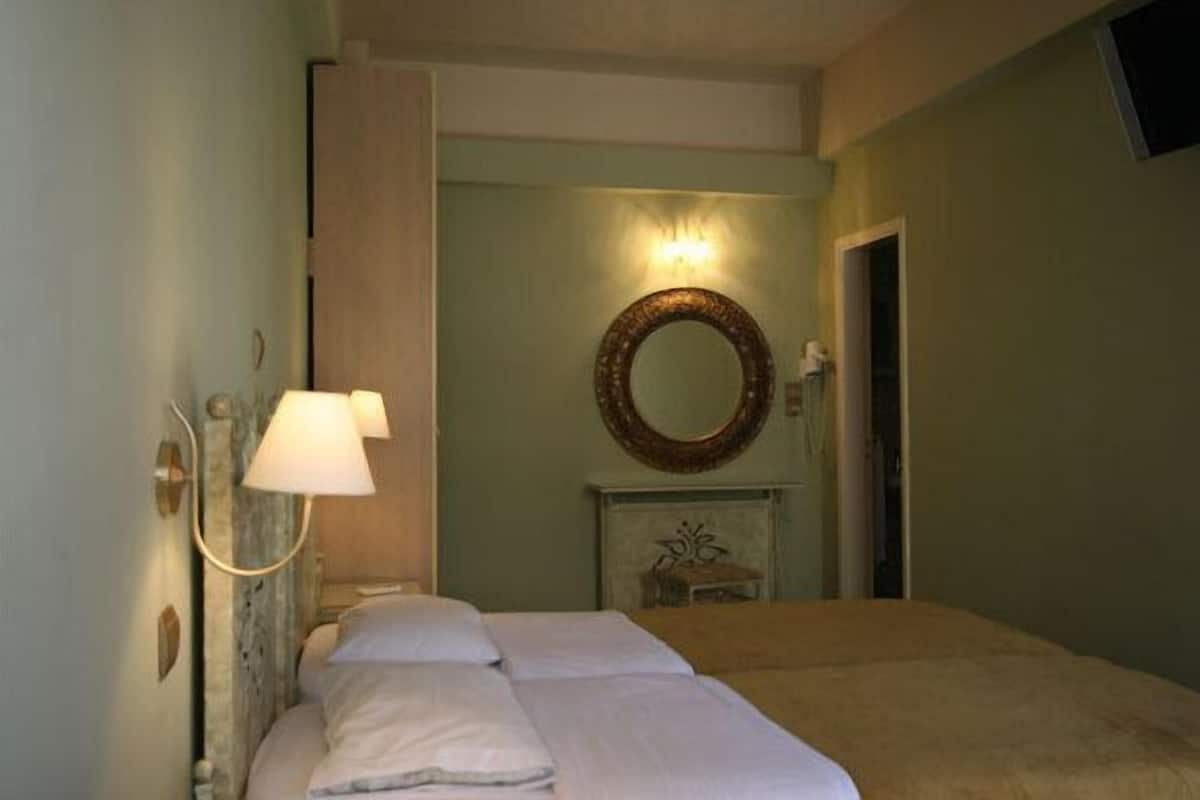 Cots/infant beds, free WiFi