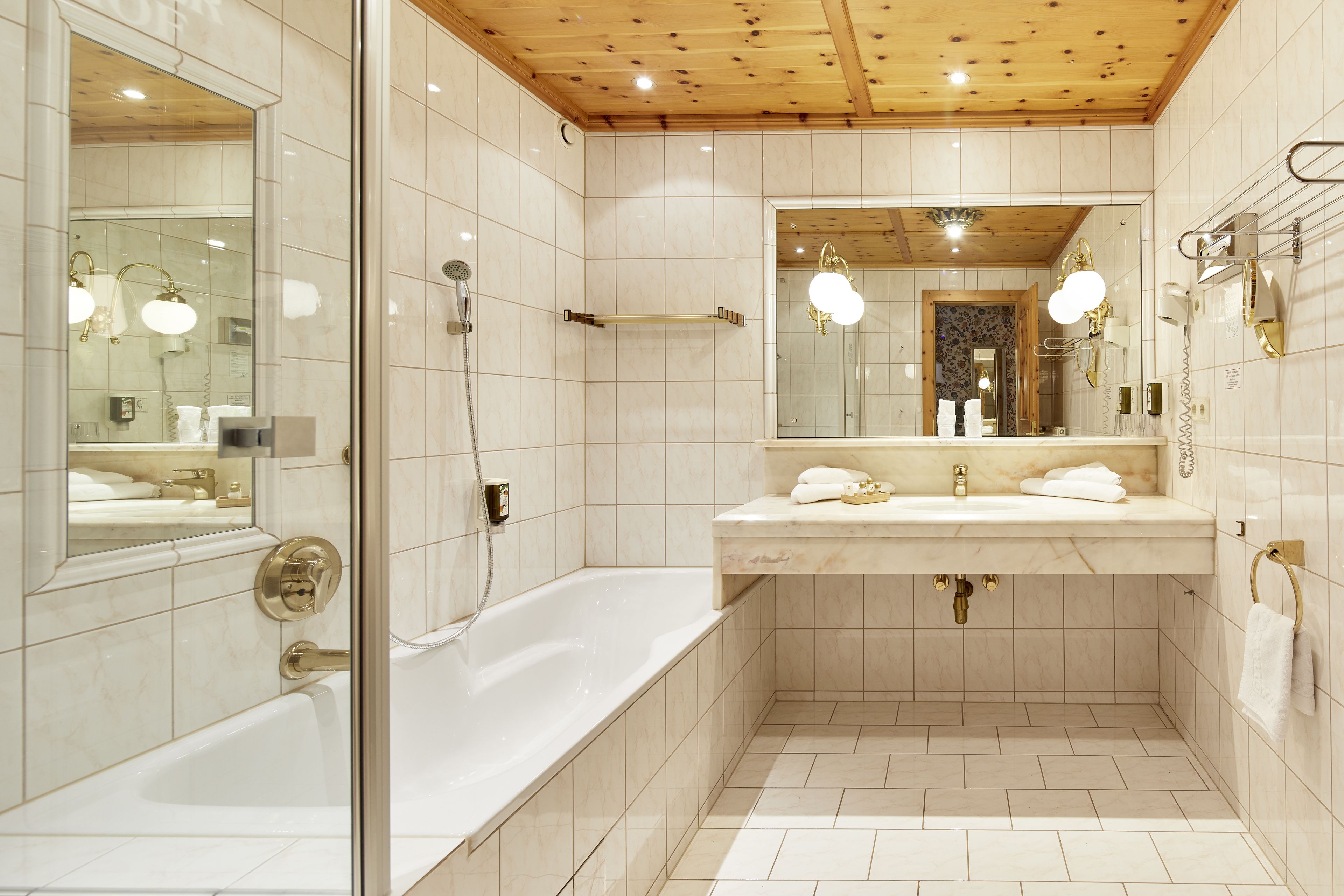 room (premium zugspitze) | bathroom | free toiletries, hair dryer, towels
