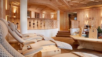 Salas de tratamiento para parejas, sauna y tina de hidromasaje