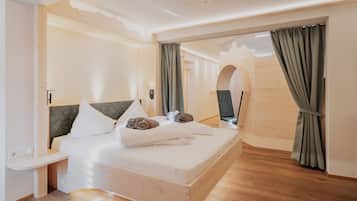 Deluxe Room, 1 Bedroom | Premium bedding, in-room safe, free WiFi, bed sheets