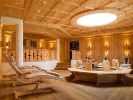 Salas de tratamiento para parejas, un sauna, una bañera de hidromasaje