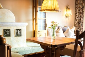 Habitación doble (Zugspitze) | Ropa de cama de alta calidad, caja fuerte, wifi gratis y ropa de cama