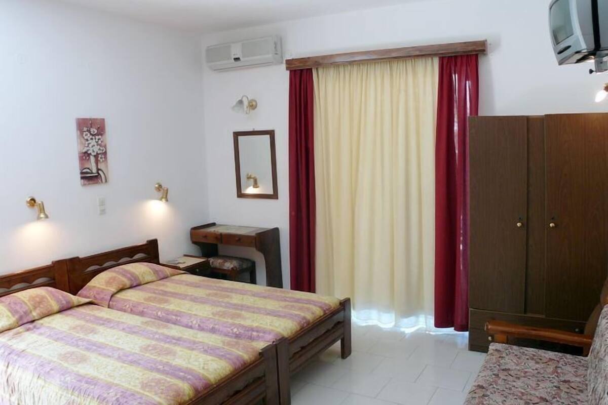 Triple Room | In-room safe, free WiFi, bed sheets