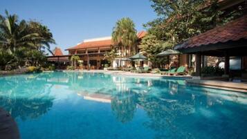 2 สระว่ายน้ำกลางแจ้ง, เก้าอี้อาบแดดริมสระ