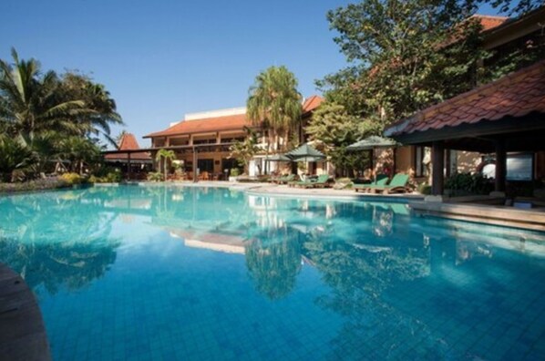 2 outdoor pools, pool loungers