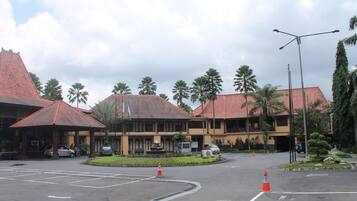 Parkir mandiri gratis dan parkir valet gratis