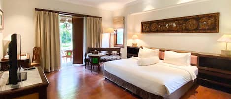 Executive Room, Non Smoking | Premium bedding, in-room safe, individually decorated, desk