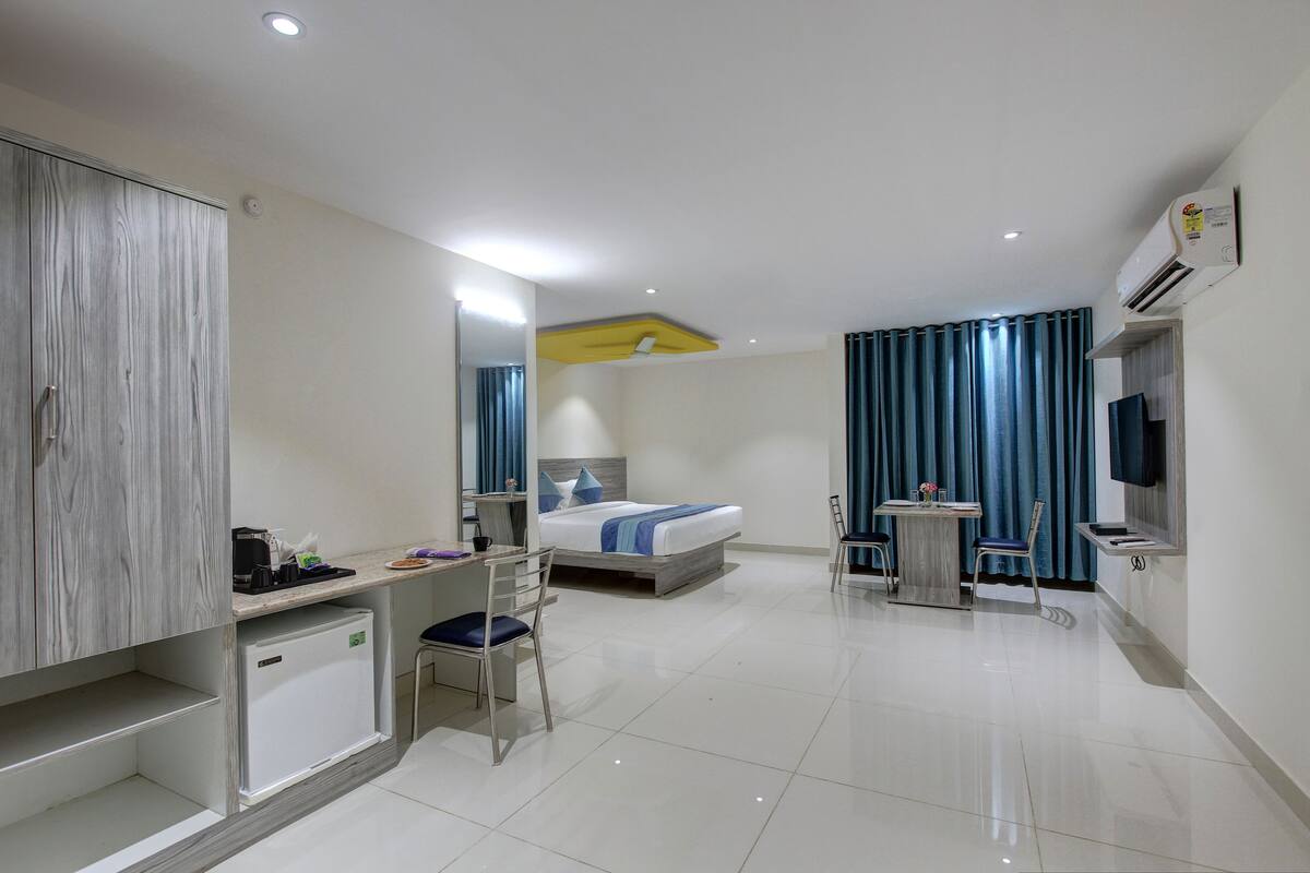 Deluxe Double Room, 1 King Bed, Accessible, Executive Level | Premium bedding, in-room safe, desk, iron/ironing board
