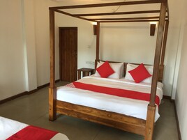 1 habitación, caja de seguridad en la habitación y escritorio 