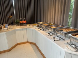 供应早餐（每人 USD 3）