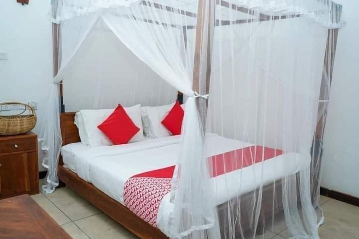 1 habitación, caja de seguridad en la habitación y escritorio