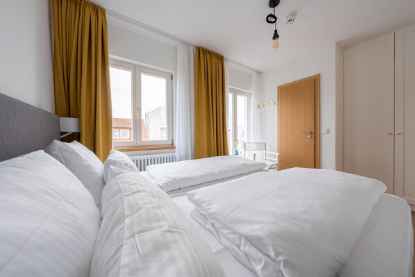 Economy Double Room, 1 Double Bed, Non Smoking | Iron/ironing board, free WiFi, bed sheets - Logierhaus am Rathaus (Norderney)