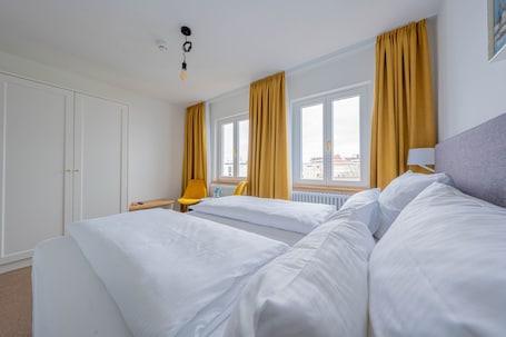 Tabla de planchar con plancha, wifi gratis y ropa de cama