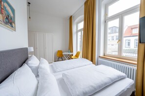 Kahden hengen huone, 1 parisänky, tupakointi kielletty | Silitysrauta/-lauta, ilmainen Wi-Fi, vuodevaatteet