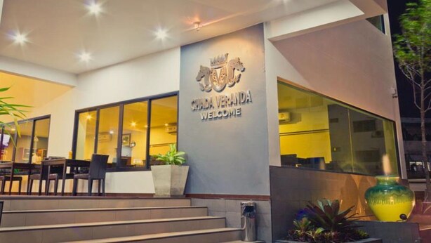A modern hotel entrance with a sign reading "CHICA VENDIDA WELCOME".